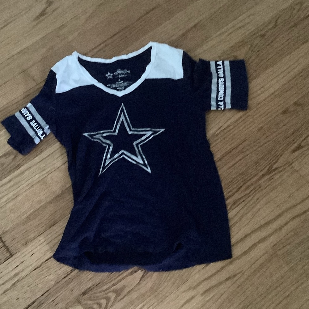 NFL women’s Dallascowboys shirt size S.
